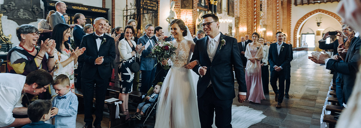 reportaż ślubny jest bezstresowa formą zdjęć, bez względu na to czy znajdujemy się w kościele czy na sali weselnej 