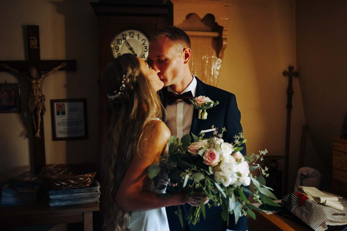 reportaż ślubny Toruń, zdjęcia z kościoła i ślubu cywilnego, USC, fotograf Marcin Mentel, fotograf na wesele, pocałunek w zakrystii  