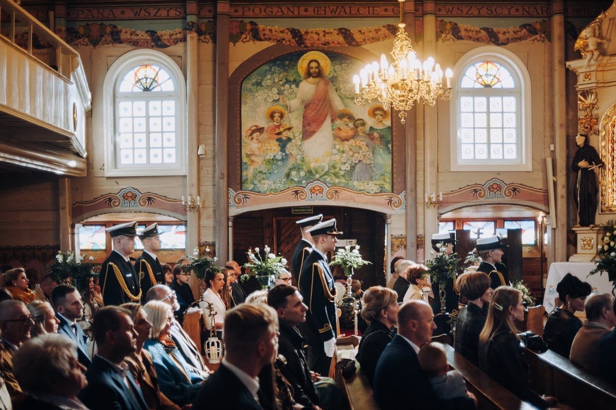 reportaż ślubny Toruń, zdjęcia z kościoła i ślubu cywilnego, USC, fotograf Marcin Mentel, fotograf na wesele, ceremonia zaślubin w mundurze 