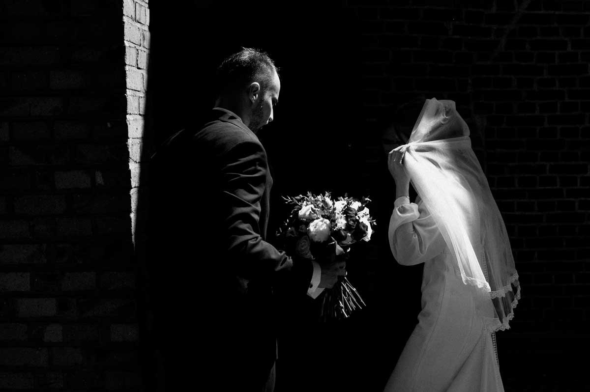 reportaż ślubny Toruń, zdjęcia z kościoła i ślubu cywilnego, USC, fotograf Marcin Mentel, fotograf na wesele, zdjęcia czarno białe 