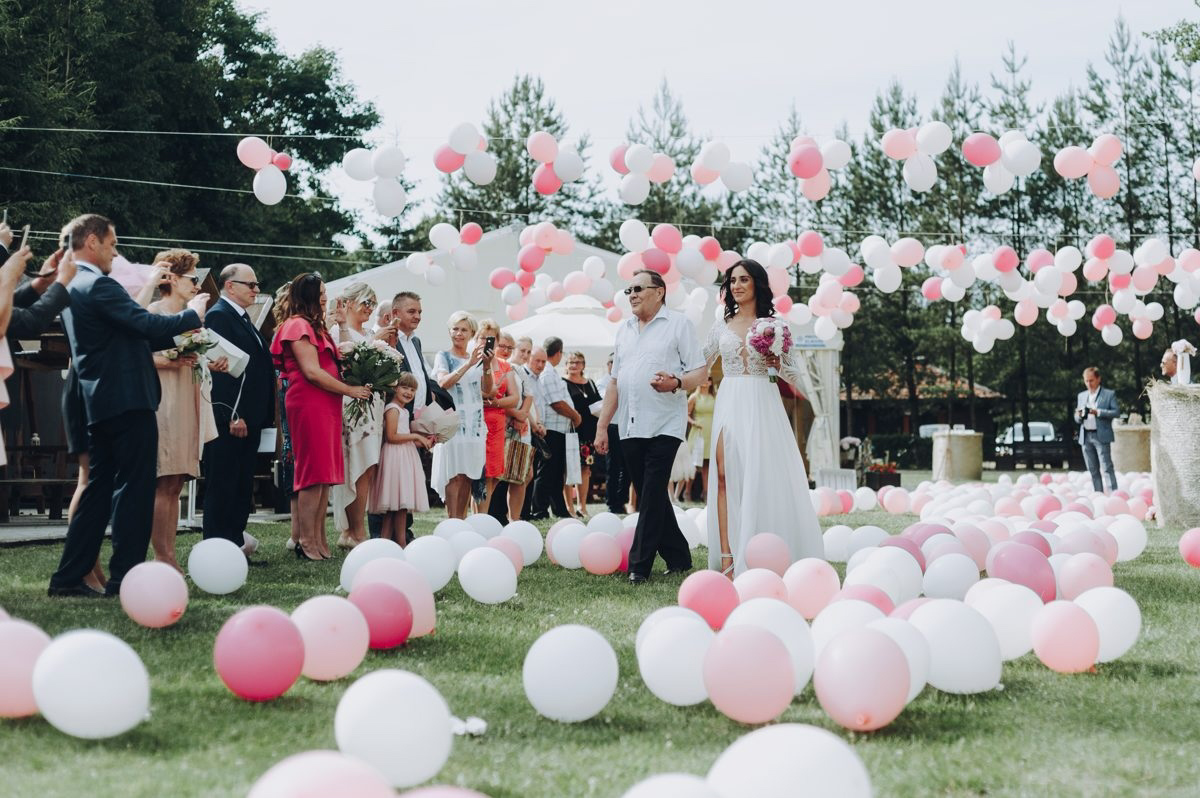 reportaż ślubny Toruń, zdjęcia z kościoła i ślubu cywilnego, USC, fotograf Marcin Mentel, fotograf na wesele, ceremonia cywilna w balonach  