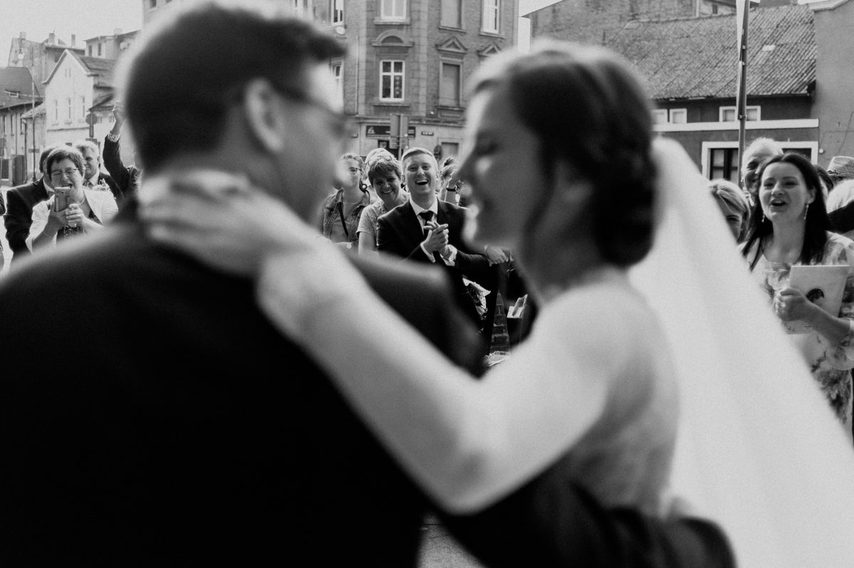 reportaż ślubny Toruń, zdjęcia z kościoła i ślubu cywilnego, USC, fotograf Marcin Mentel, fotograf na wesele, wyjście z kościoła 