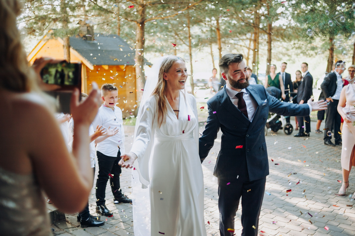 reportaż ślubny Toruń, zdjęcia z wesela, fotograf Marcin Mentel, fotograf na wesele, wejście na salę weselną