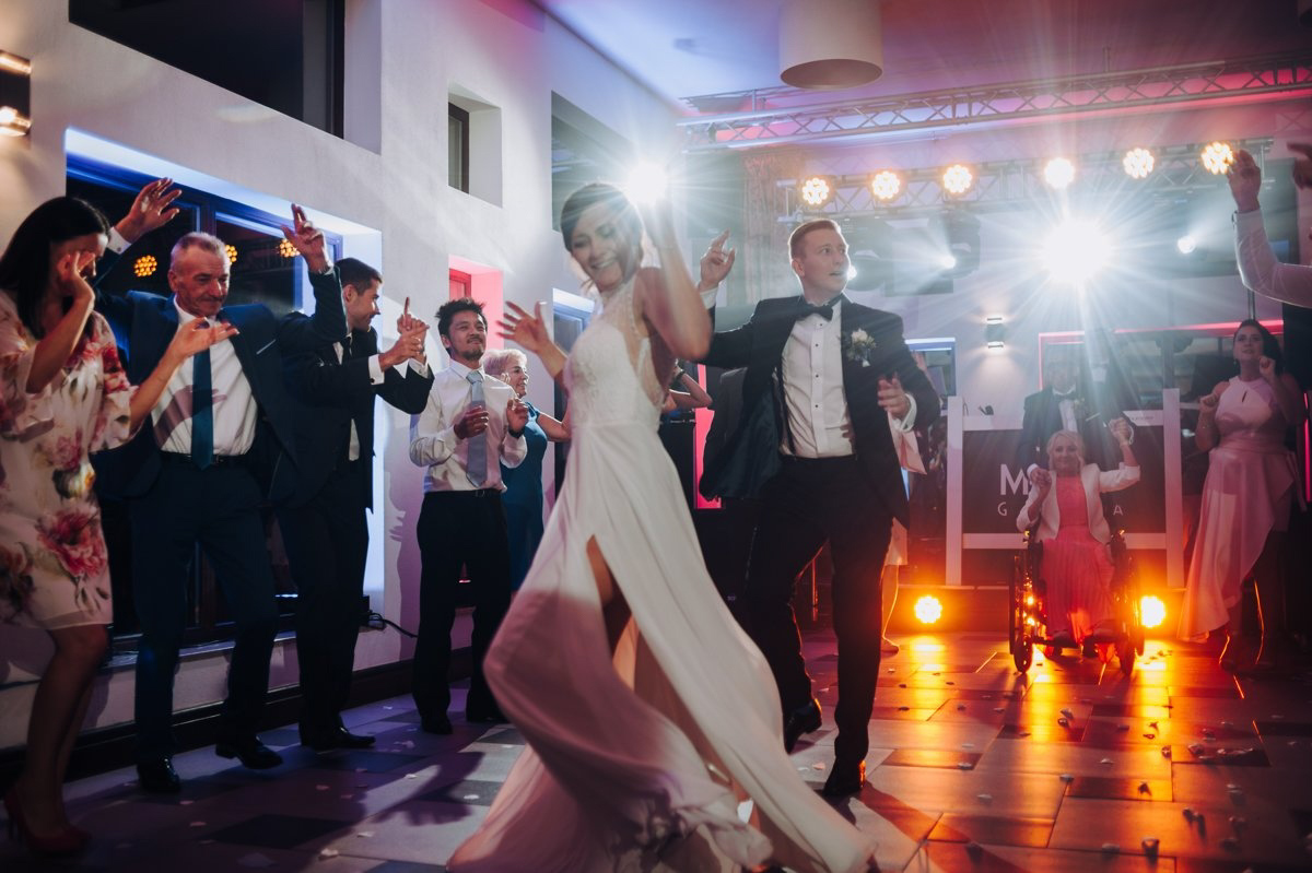 reportaż ślubny Toruń, zdjęcia z wesela, fotograf Marcin Mentel, fotograf na wesele, pierwszy taniec