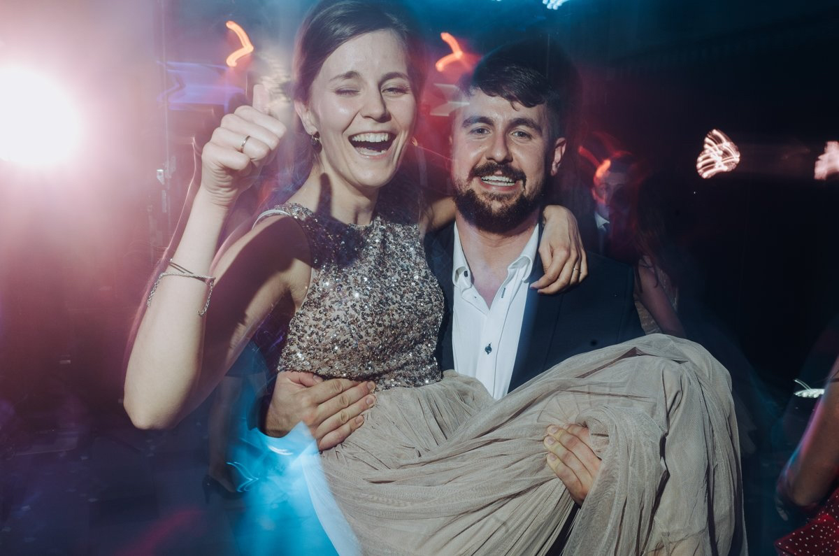 reportaż ślubny Toruń, zdjęcia z wesela, fotograf Marcin Mentel, fotograf na wesele, zabawa weselna